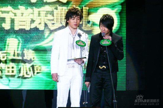图文:林俊杰胡彦斌登台 自称"斌杰-bj"组合