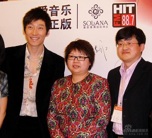 歌手满江满江,戴娆出席支持正版音乐活动满江,戴娆合影满江戴娆签名