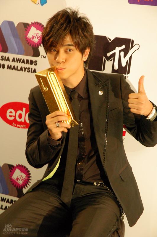 罗志祥秀奖杯新浪娱乐讯 亚洲最大的音乐盛典——2008mtv亚洲大奖于8