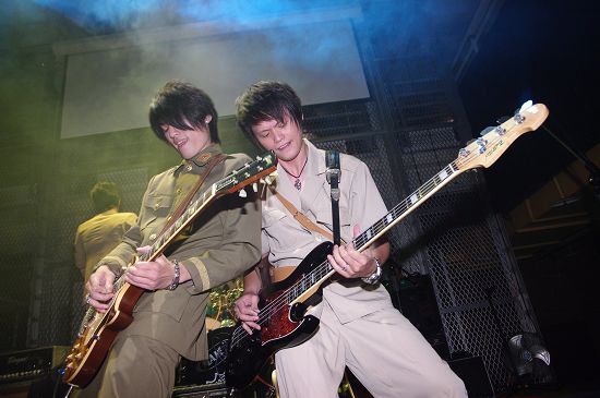 组图强辩乐团着迷彩装夜办live派对