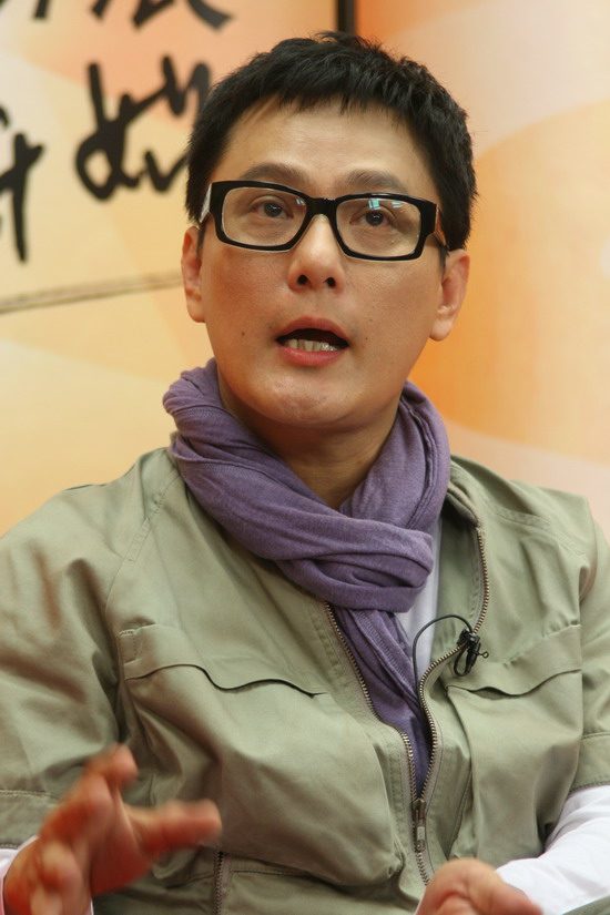 图文:张信哲独家做客-新造型融合嘻哈风