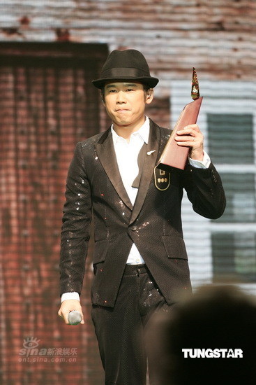 图文主持人林海峰获得全场第一个奖项