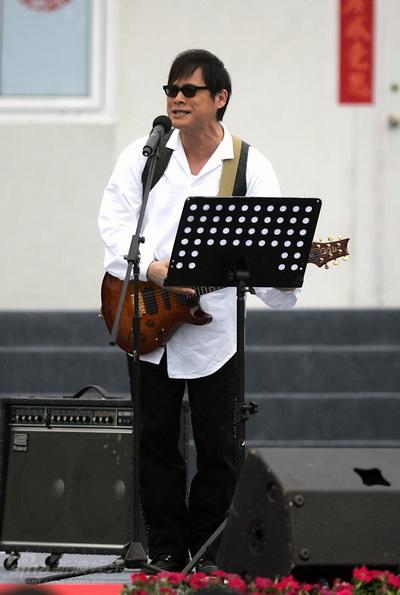 纵贯线写新歌未取名 绵竹首唱送灾区同胞(组图)