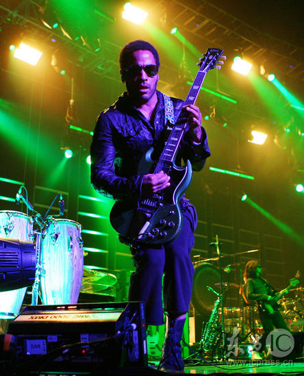 组图蓝尼克罗维兹开唱摇滚天王魅力无限