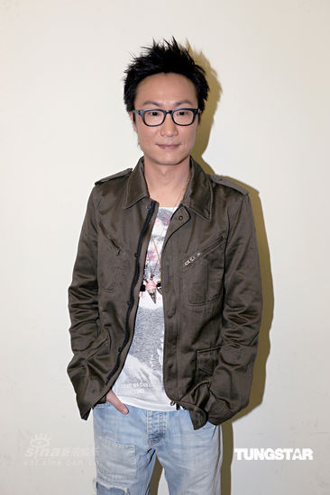 图文郑中基批古巨基郑中基黑眼镜亮相