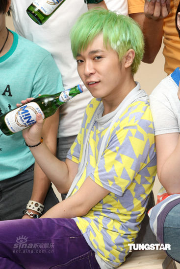 开心做代言"千手观音"造型苏打绿开心代言新浪娱乐讯 2009年06月29日