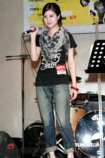 麦家瑜出席能量音乐会 与歌迷一起high唱(组图)