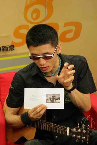 图文:脑浊乐队主唱肖容做客-肖容手势丰富