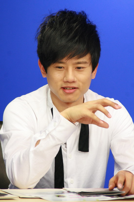 张杰现场演唱张杰(点击小图查看大图)点击这里查看其他图片主持人赵宁