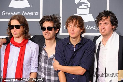 图文:第52届格莱美红毯--凤凰乐队亮相