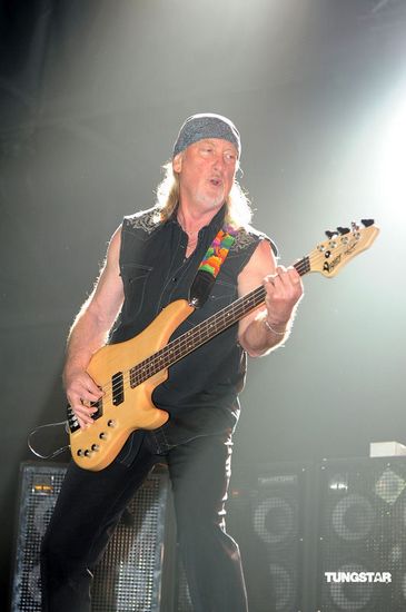 图文:深紫乐队香港开唱-深紫乐队贝斯手_影音娱乐_新浪网