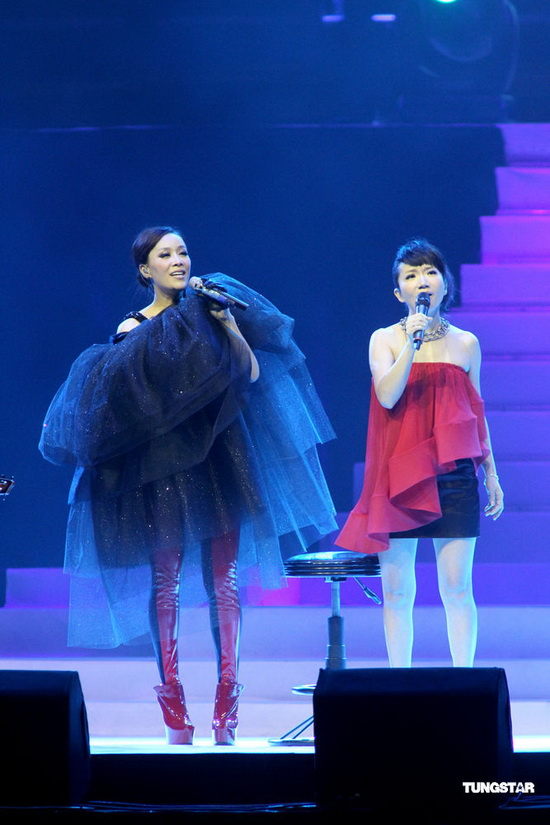 图文:那英台北开唱-两人合唱