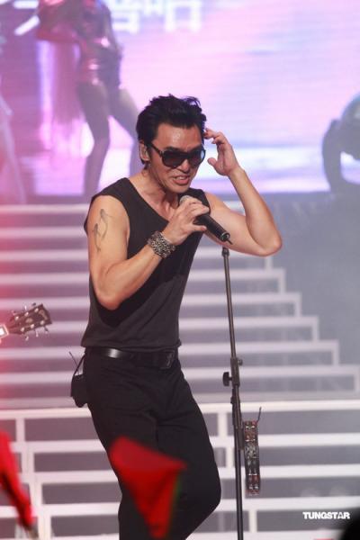 图文:温拿乐队香港开唱-钟镇涛帅气