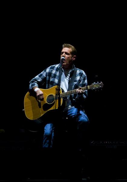 格伦弗雷边弹边唱