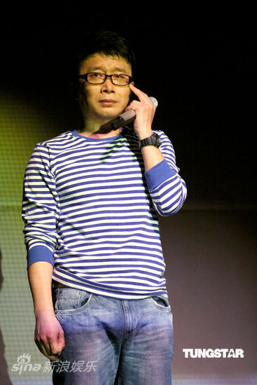 庞龙感动新浪娱乐讯 4月24日北京讯  "相逢一笑"庞龙2011全国巡回演唱