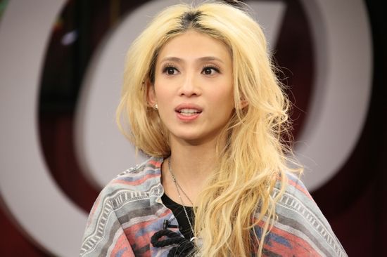 图文戴佩妮表情专注