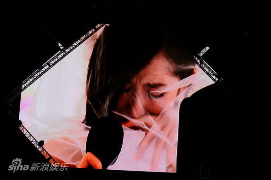 图文张杰成都开唱谢娜感动流泪