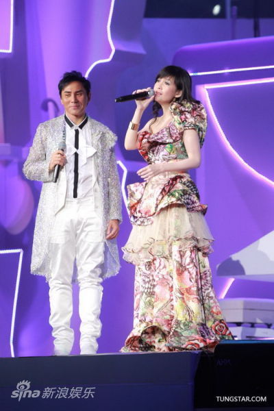 图文:黄凯芹演唱会-黄凯芹周慧敏合唱