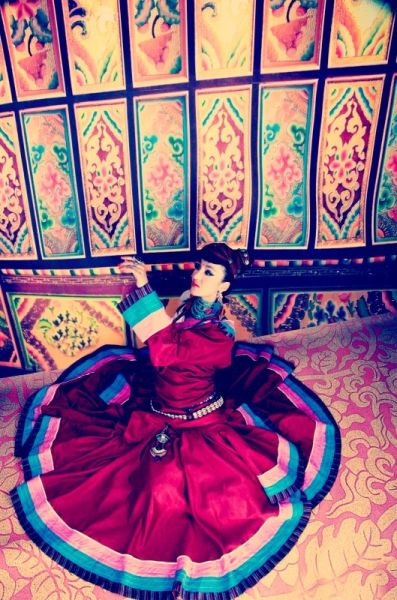 旺姆发"求爱"藏式新娘装写真(组图)