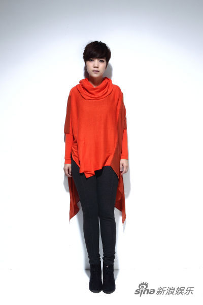 组图李霄云新年大片红色长衫显时尚气息