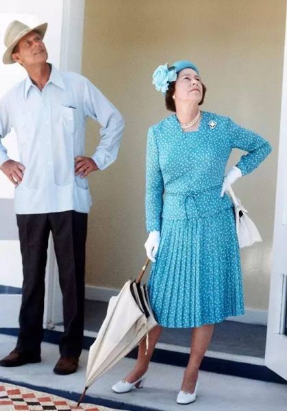 据外媒报道,为了提高女王穿鞋的舒适度,鞋子制作完成后,每次都要找来