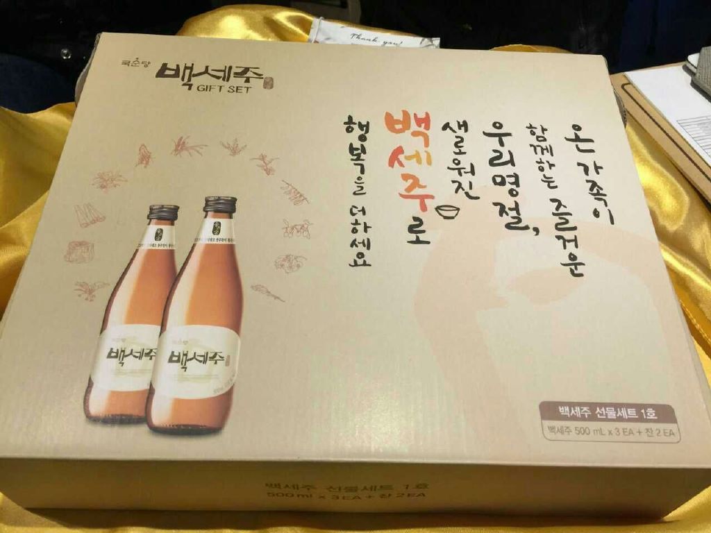 现场将送百岁酒给韩国朋友,长命百岁,是当地很受欢迎的一种酒哦,入乡