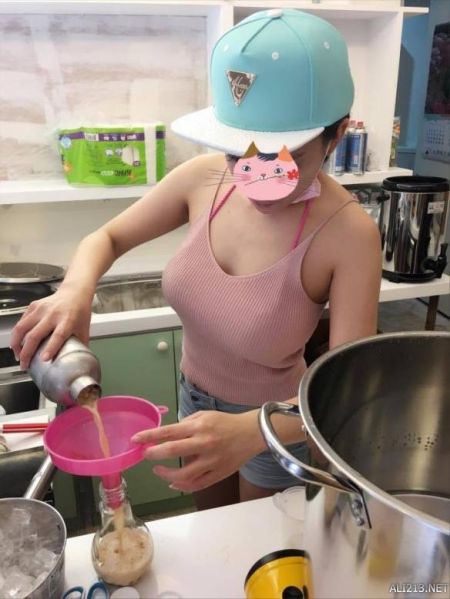 台湾f罩杯游戏女主播私照流出 请问这胸一只手够吗 最爱吊带小背心!