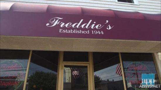 根据报道,这家名为freddie的饭店和玩具熊弗雷迪名字接近,因此接到了