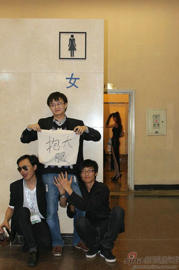 网博会猥琐男抱大腿(12)