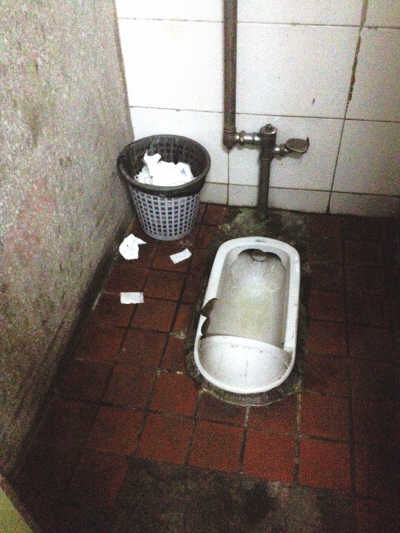 本报记者在调查中拍下的部分医院厕所场景.