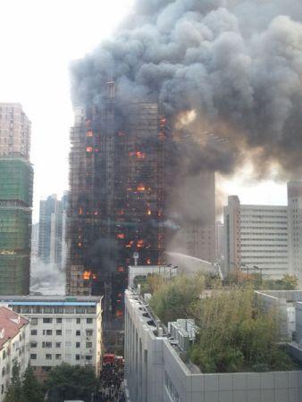 2010年11月15日下午,静安寺一幢正在翻新施工的教师公寓楼的大火壬照