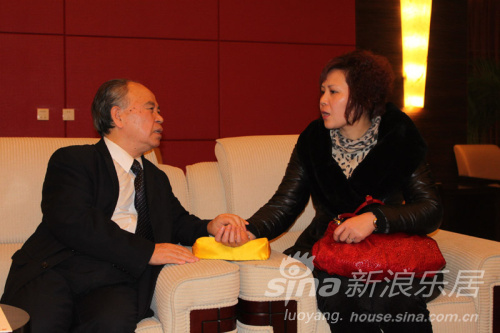 2名幸运嘉宾获得了"红墙御医"一对一面诊的机会,活动结束后,胡维勤,杨