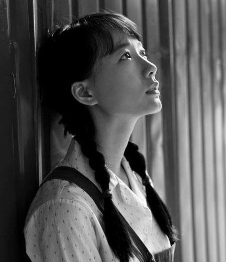 新版静秋展现完美收官 王珞丹素颜家居照