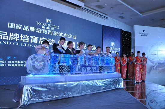 现场嘉宾共同注酒启动罗西尼品牌培育项目