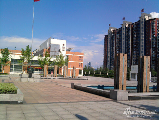 芜湖第十二中学位于中央城的北侧 靠近a,c,e区