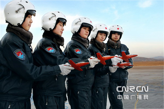 李琳 通讯员郭天海)4月2日,人民空军首批16名战斗机女飞行学员以飞行