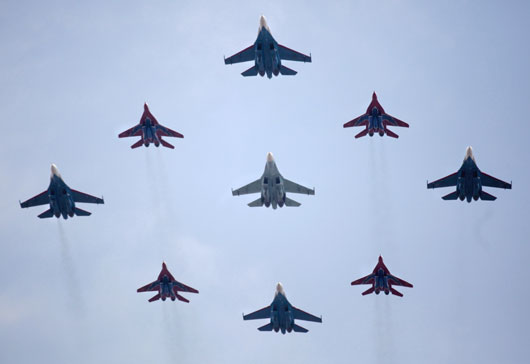 图文:俄罗斯战斗机空中编队参加阅兵彩排