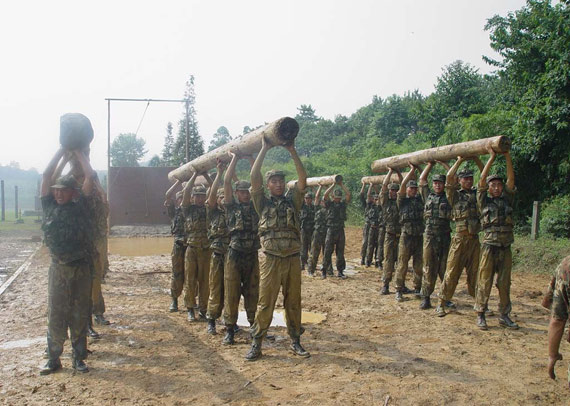 资料图:中国特种兵举圆木训练
