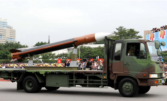 资料图:台军自行研制的天弓-3型防空导弹据台湾《联合晚报》16日报道