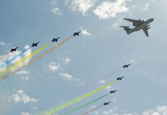 国产空警2000大型预警机带队受阅