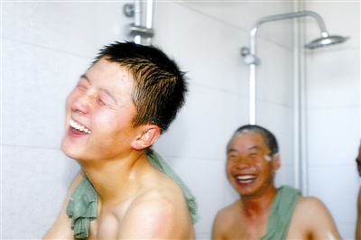 驻新疆高海拔地区边防军人洗热水澡愿望成现实