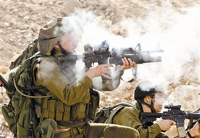 在约旦河西岸城市拉姆安拉,以色列士兵向巴勒斯坦抗议者发射催泪瓦斯