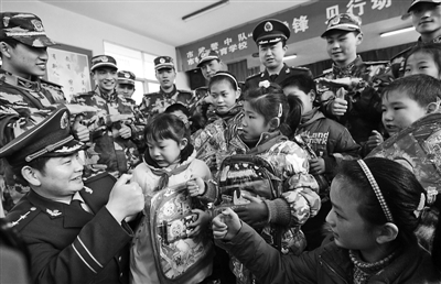 扬州支队部分党员来到扬州市特殊教育学校,为聋哑学生送去学习用品,并