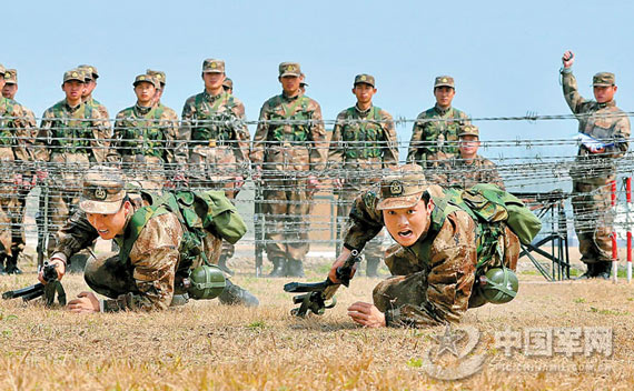 官兵们在铁丝网下进行匍匐训练.郭敏杰摄