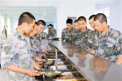 沈阳军区某高炮旅四营实行自助餐和分餐制度 餐桌上