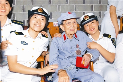 女兵连30多名官兵,来到琼海市琼崖纵队革命纪念园看望红色娘子军老