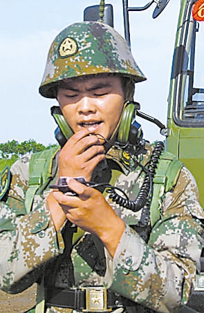 通信兵使用密语传达战斗命令(图)