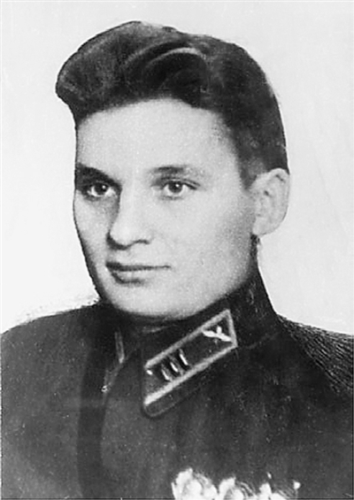 安东·古边科凯瑟琳·霍尔汉斯·希伯洪水1945年8月8日,苏联对日宣战