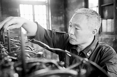 南海舰队某水警区一级军士长王信臣,20多年如一日坚守在北部湾一个