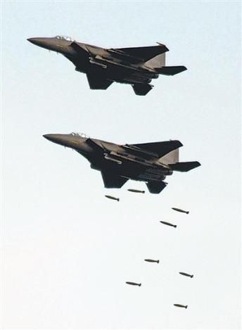 韩国战机投弹轰炸